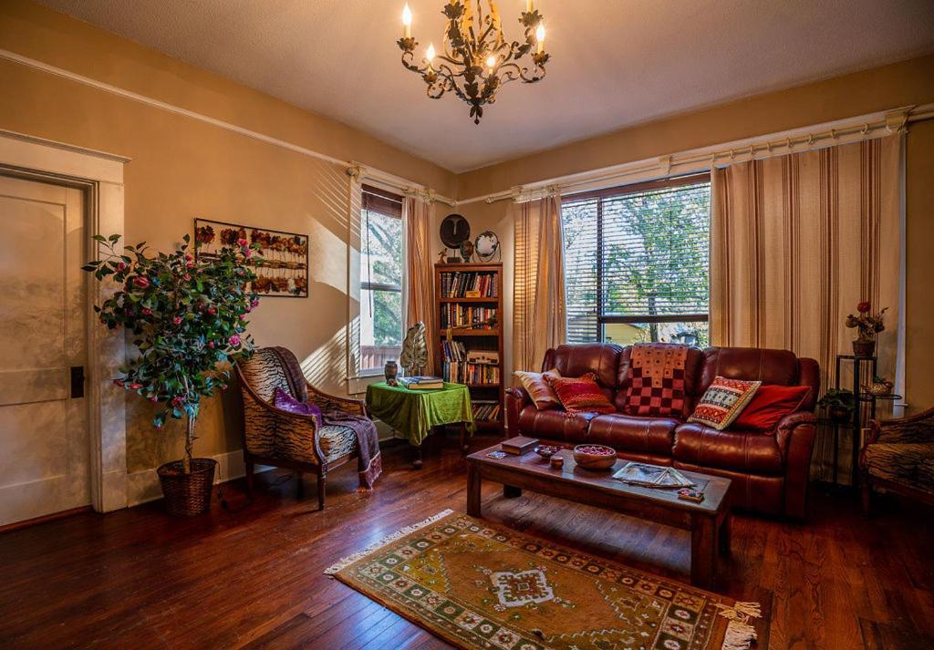Bed and Breakfast Historic Mitchell House Салфер-Спрингс Экстерьер фото