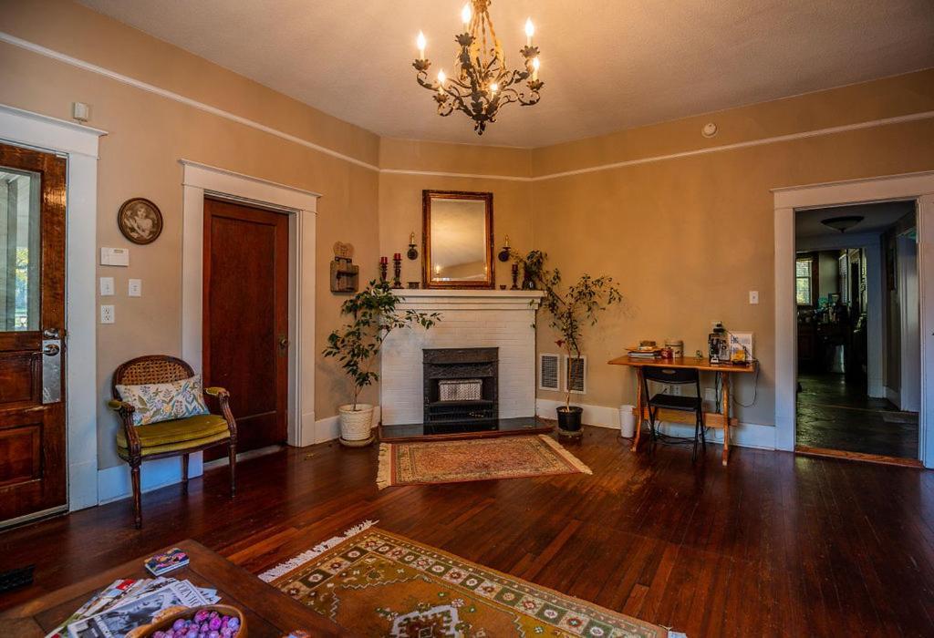 Bed and Breakfast Historic Mitchell House Салфер-Спрингс Экстерьер фото